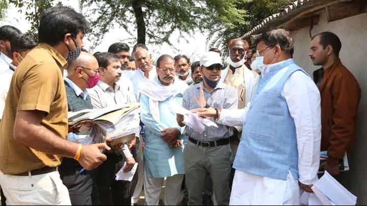 ऊर्जा मंत्री पहुँचे भोपाल के पास स्थित ग्राम अमझेरा